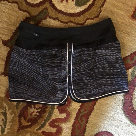 ATHLETA Size 8 Skort Black Gray Dashed Lines Graphic Abstract StayPut Leg TENNIS - Picture 12 of 14